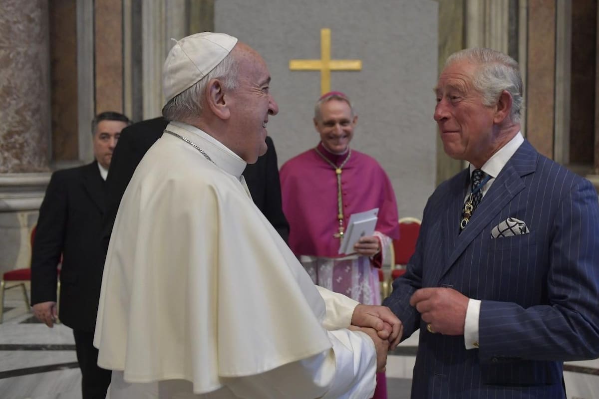 El papa Francisco se saluda con el entonces príncipe Carlos de Inglaterra en octubre de 2019