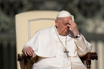 El papa Francisco se toca la frente durante su audiencia semanal en la Plaza de San Pedro en el Vaticano, el miércoles 12 de abril pasado