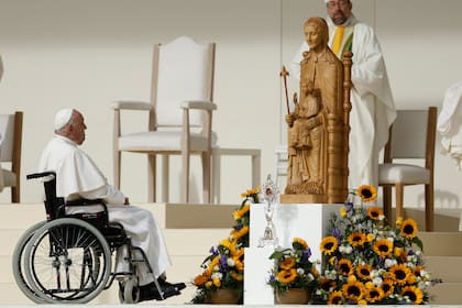 El papa Francisco se traslada mayormente en silla de ruedas por una complicación en su rodilla derecha, aunque puede caminar asistido con andador o bastón (AP foto/Omar Havana)