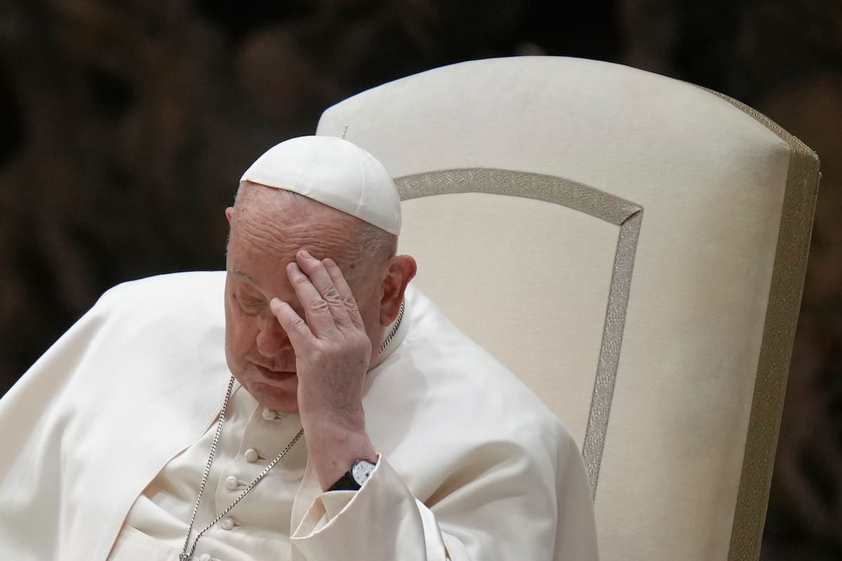 El papa Francisco seguirá hospitalizo en Roma con un "cuadro complejo" producto de una infección respiratoria
