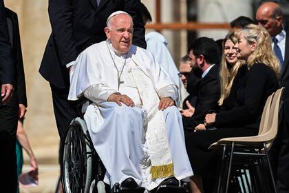 El papa Francisco, sentado en silla de ruedas, se prepara para partir al final de la audiencia general semanal del 7 de junio de 2023 en la plaza de San Pedro como en El Vaticano
