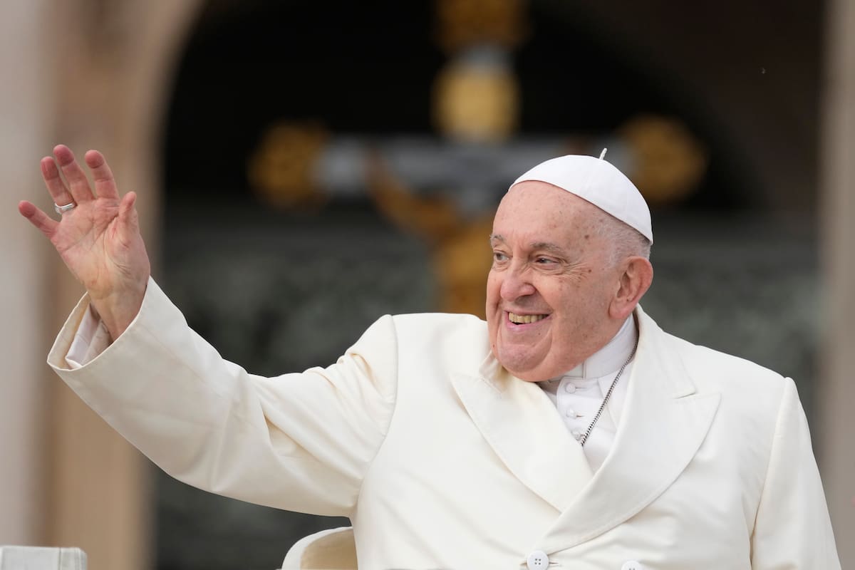 El papa Francisco sonríe mientras saluda a los fieles al final de su audiencia semanal, en la Plaza de San Pedro, en el Vaticano, el 22 de noviembre de 2023. (AP Foto/Andrew Medichini)