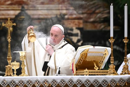 El Papa Francisco sostiene un incensario mientras dirige una misa de Nochebuena para conmemorar la natividad de Jesucristo el 24 de diciembre de 2020, en la basílica de San Pedro en el Vaticano, en medio de la pandemia de coronavirus