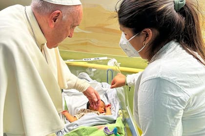 El papa Francisco visita la sala de oncología infantil durante su internación en el Hospital Gemelli, en Roma
