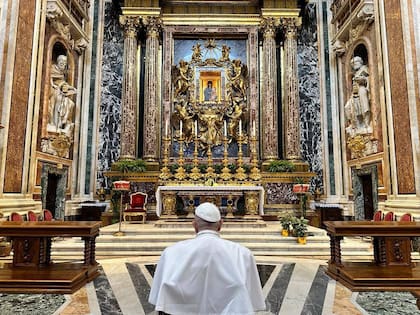 El Papa Francisco visitaba cuando podía a la Basílica de Santa María la Mayor, porque era devoto del icono de María, Salus Populi Romani. Ahí descansan sus restos