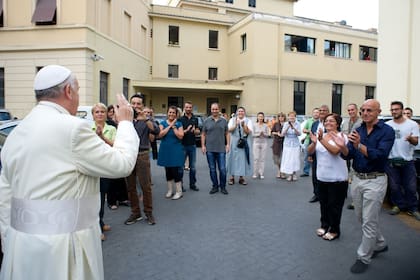 El Papa Francisco visitó a obreros del Vaticano