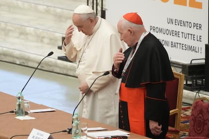 El Papa Francisco y el cardenal Marc Ouellet hacen la señal de la cruz mientras asisten a un congreso, el jueves 17 de febrero de 2022.