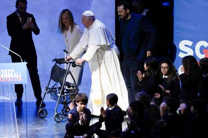 El papa Francisco y Giorgia Meloni, en un auditorio en Roma. (AP/Alessandra Tarantino)