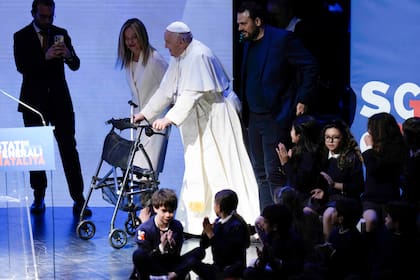 El papa Francisco y Giorgia Meloni, en un auditorio en Roma. (AP/Alessandra Tarantino)