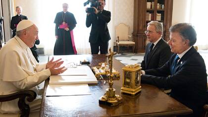 El papa Francisco, con Uribe y Santos, en el Vaticano