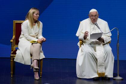 El papa Francisco y la primera ministra italiana Giorgia Meloni, durante una conferencia en Roma para abordar el "invierno demográfico" en Italia, en mayo de este año (AP Foto/Alessandra Tarantino)
