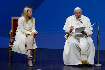 El papa Francisco y la primera ministra italiana Giorgia Meloni, durante una conferencia en Roma para abordar el "invierno demográfico" en Italia, en mayo de este año (AP Foto/Alessandra Tarantino)