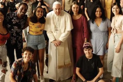 El papa Francisco y Lucía Zegarra-Ballón (abajo a la izquierda) se conocieron por el documental Amén, Francisco responde