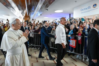 El Papa fue operado por un equipo de siete personas, liderado por Stefano Margaritora, director de Cirugía Torácica del Policlínico Universitario Agostino Gemelli