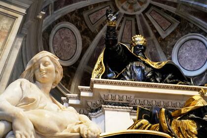 El papa hace otra aparición sorpresa en San Pedro y saluda a restauradores de tumbas papales