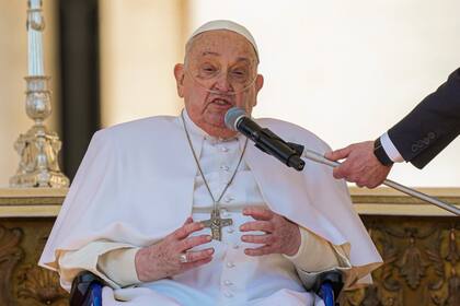 El papa hace una aparición sorpresa en plaza de San Pedro, 2 semanas después de salir del hospital