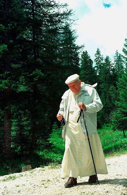 El papa Juan Pablo II era un asiduo visitante de Castel Gandolfo, pues mientras su salud se lo permitió practicó la natación y el senderismo por las montañas aledañas.