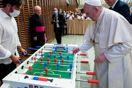 El Papa jugando al metegol en el Vaticano, tras la audiencia del 18 de agosto pasado, otra señal de su buena salud