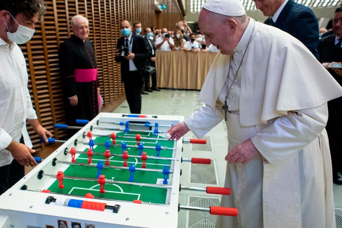 El Papa jugando al metegol en el Vaticano, tras la audiencia del 18 de agosto pasado, otra señal de su buena salud