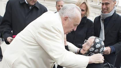 El Papa junto a Francoise Tisseu, 86 años, madre de Marie-Anne Erize Tisseau, desaparecida en San Juan en octubre de 1976