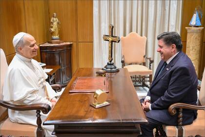 El Papa le expresó a JB Pritzker su preocupación por las redadas en Illinois