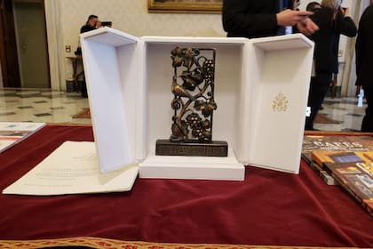 El Papa le obsequió a Fernánedz una escultura de bronce que tiene la leyenda "Sean mensajeros de paz" en italiano