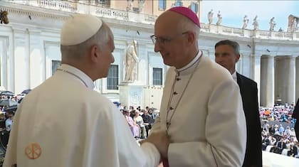 El papa León saluda al obispo argentino Santiago Olivera