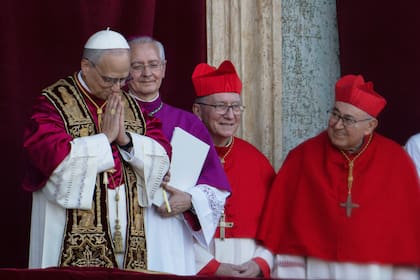 El papa León XIV, antes el cardenal Robert Francis Prevost, en el Vaticano, poco después de ser elegido como 267mo pontífice de la Iglesia católica de Roma