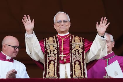 El papa León XIV aparece en la Basílica de San Pedro tras su elección