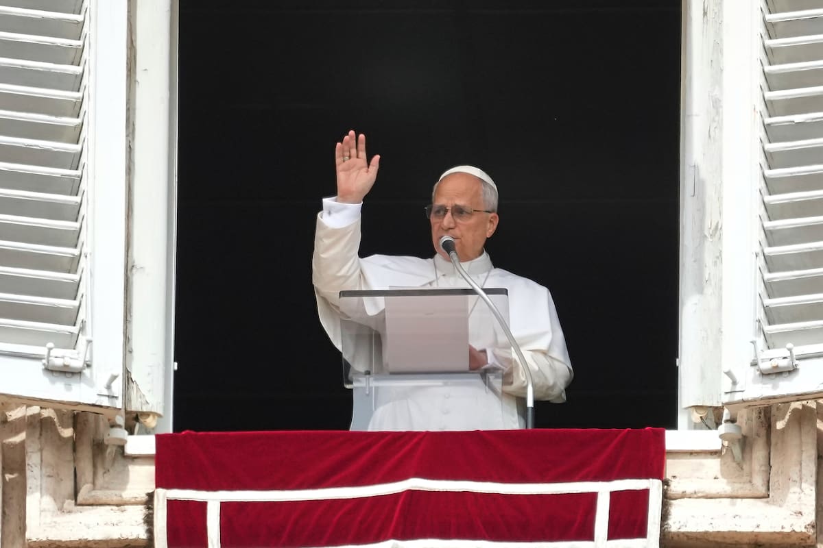 El papa León XIV aparece en la ventana de su estudio para bendecir a los fieles reunidos en la plaza de San Pedro del Vaticano