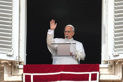 El papa León XIV aparece en la ventana de su estudio para bendecir a los fieles reunidos en la plaza de San Pedro del Vaticano