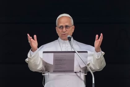 El papa León XIV aparece en la ventana de su estudio con vistas a la Plaza de San Pedro en el Vaticano