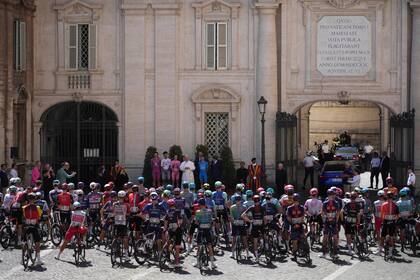 El papa León XIV bendice a los ciclistas del Giro antes de la etapa final