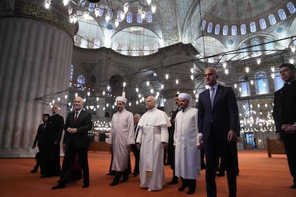 El papa León XIV camina con el muecín de la mezquita Asgın Tunca, a la izquierda; el muftí provincial de Estambul, Emrullah Tuncel, segundo desde la izquierda; el imán de la mezquita Sultanahmet Fatih Kaya, y el ministro turco de Cultura y Turismo, Mehmet Nuri Ersoy
