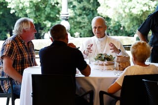 El papa León XIV celebra misa para personas sin hogar y las invita a almorzar en su villa de verano