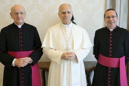 El papa León XIV con Mons. Fernando Ocáriz, acompañado de Mons. Mariano Fazio