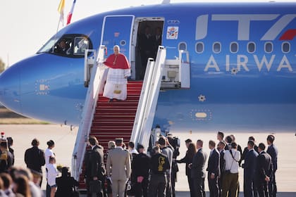 El papa León XIV desciende del avión en el aeropuerto de París-Orly al iniciar una visita pastoral de cuatro días a Francia