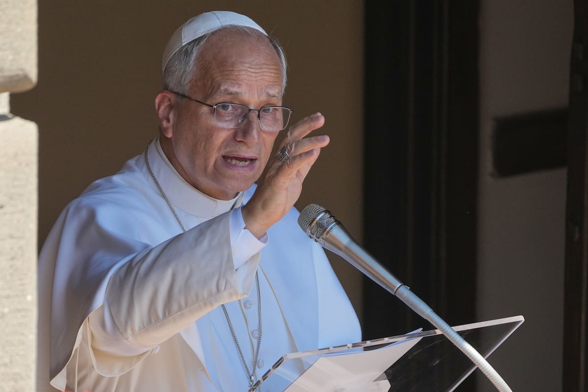 El Papa León XIV dirige la oración del Ángelus del mediodía en Castel Gandolfo, Italia, el domingo 16 de agosto de 2026. (AP Foto/Gregorio Borgia)