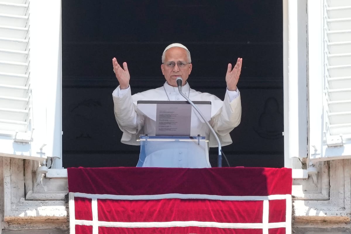 El papa León XIV durante el Angelus en la Plaza de San Pedro del Vaticano, el 31 de mayo