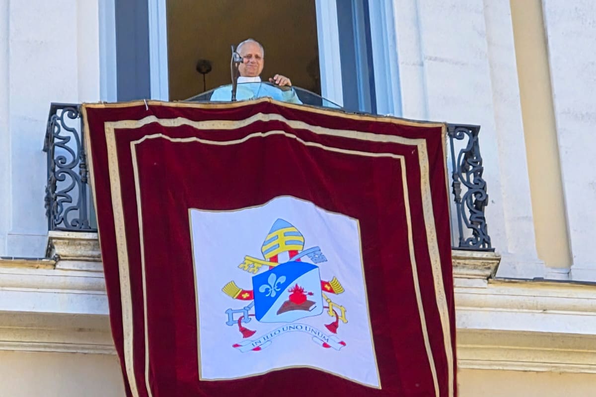 El papa León XIV en uno de los balcones de Castel Gandolfo (Aigav)