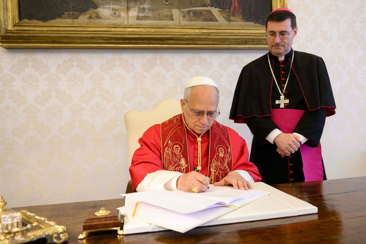 El papa León XIV firma la encíclica Magnifica Humanitas en el Vaticano