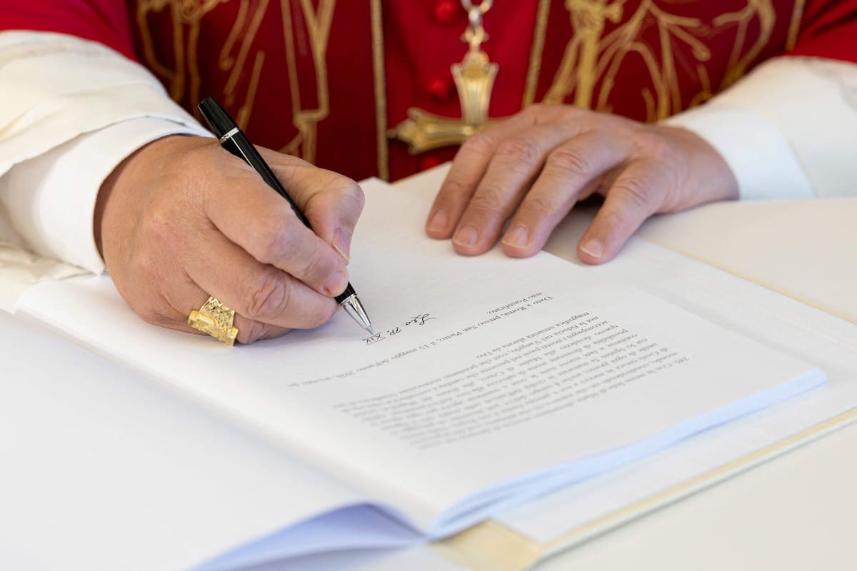 El papa León XIV firma la encíclica Magnifica Humanitas, en el Vaticano