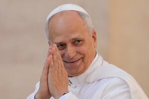 El papa León XIV hace un gesto a su llegada a una de sus audiencias semanales (Archivo)