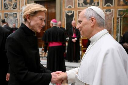 El papa León XIV junto a la reconocida actriz Cate Blanchett, en el Vaticano
