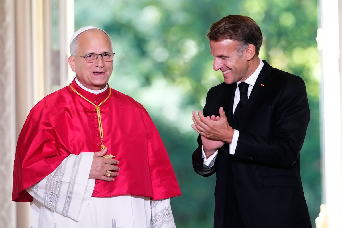 El papa León XIV junto al presidente francés, Emmanuel Macron, en París