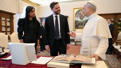 El papa León XIV junto al vicepresidente de Estados Unidos, JD Vance, y su mujer, Usha Vance