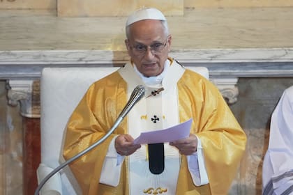 El papa León XIV lee su homilía mientras celebra una misa en la basílica de San Agustín en Annaba, Argelia