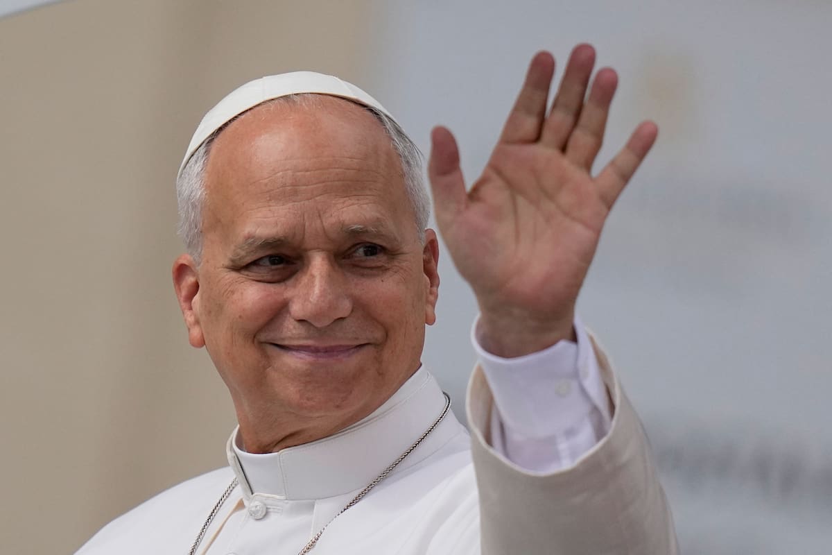 El papa León XIV llega a su audiencia general semanal en la Plaza de San Pedro, en el Vaticano, el miércoles 13 de mayo de 2026. (AP Foto/Alessandra Tarantino)