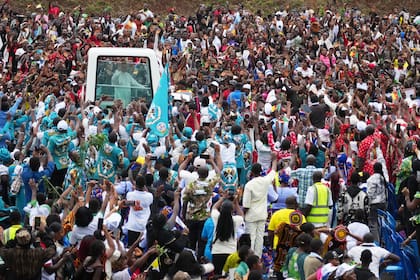 El papa León XIV llega al aeropuerto de Bamenda para oficiar una misa, en Camerún, el mes pasado