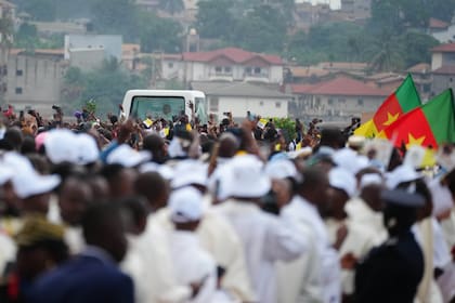 El papa León XIV llega al aeropuerto de Yaundé Ville para oficiar una misa, en Camerún